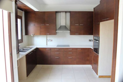 Дом с 6 спальнями в Строволос, Кипр №102001 9