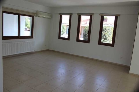 Дом с 6 спальнями в Строволос, Кипр №102001 7