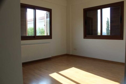 Дом с 6 спальнями в Строволос, Кипр №102001 14