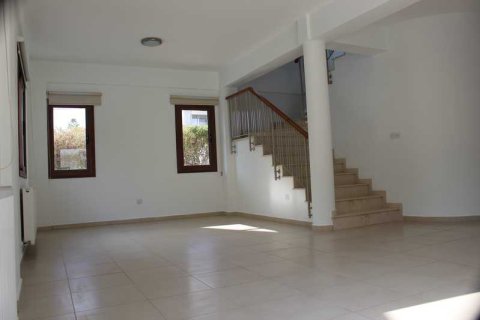 Дом с 6 спальнями в Строволос, Кипр №102001 16