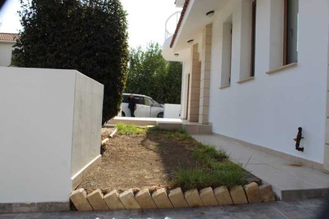 Дом с 6 спальнями в Строволос, Кипр №102001 2