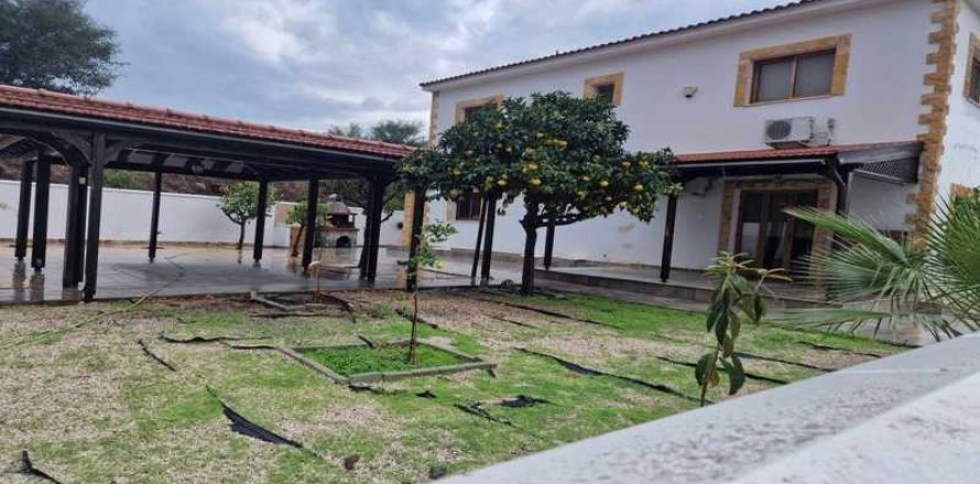 5 bedrooms House in Oroklini, Cyprus No. 80720