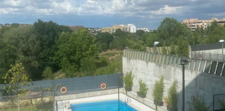 Квартира с 4 спальнями в Мадрид, Испания №116973