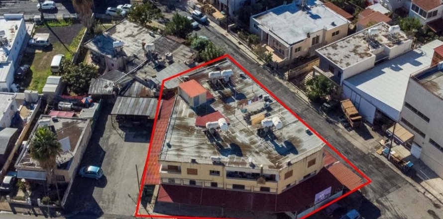 736m² Commercial property à Larnaca, Cyprus No. 105106