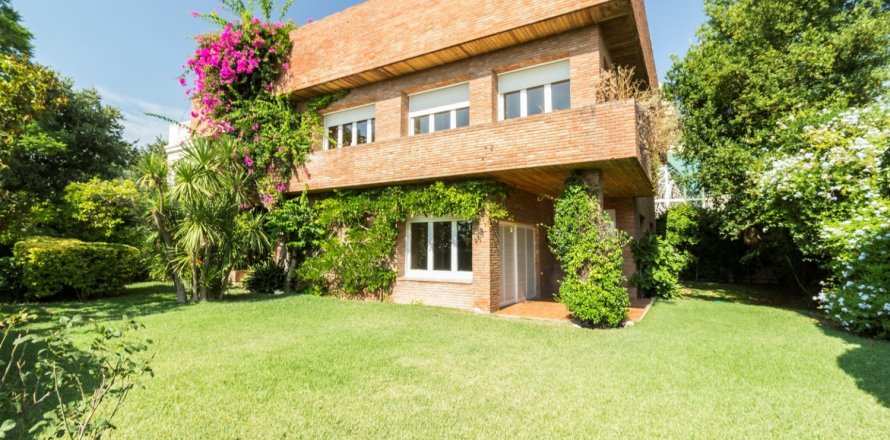 9 bedrooms Villa in Barcelona, Spain No. 110705