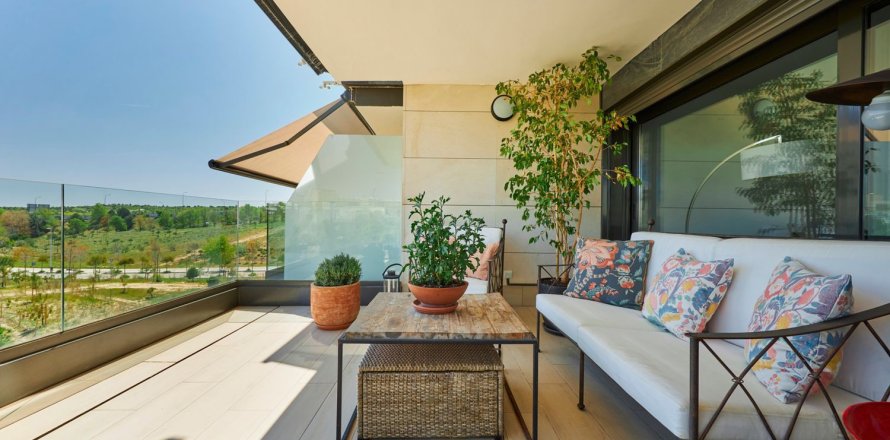 4 bedrooms Apartment in Madrid, Spain No. 116972