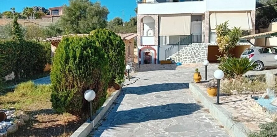 4 bedrooms House in Vari, Greece No. 108680