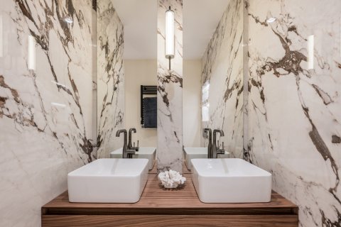 3 dormitorios Apartment en Estepona, Spain No. 83909