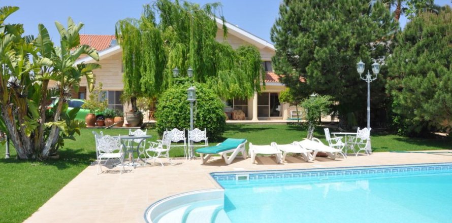 6 bedrooms Villa in Limassol, Cyprus No. 105748
