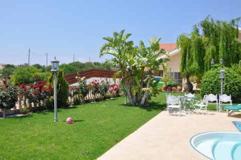 6 bedrooms Villa in Limassol, Cyprus No. 105748 3