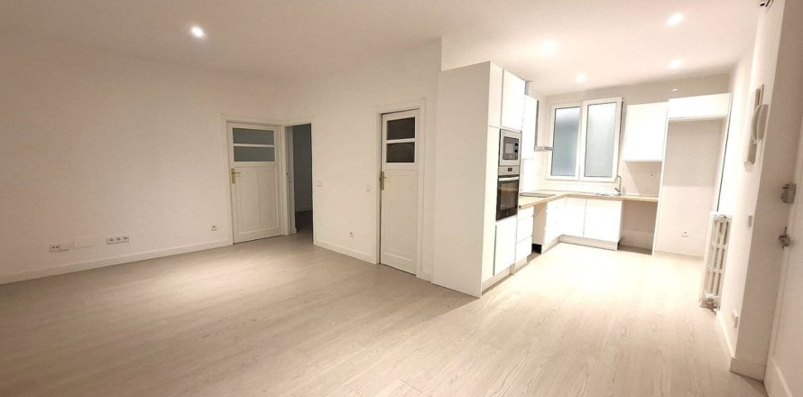 2 bedrooms Apartment in Madrid, Spain No. 126224