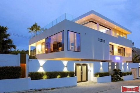 8 bedrooms Villa in Pattaya, Thailand No. 96573 2