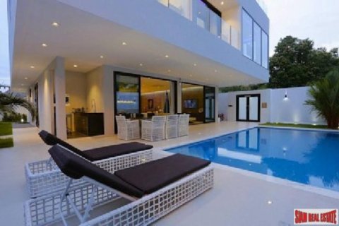 8 bedrooms Villa in Pattaya, Thailand No. 96573 1