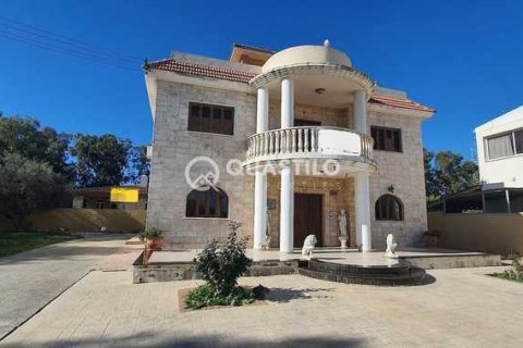 4 bedrooms Villa in Limassol, Cyprus No. 82042 1