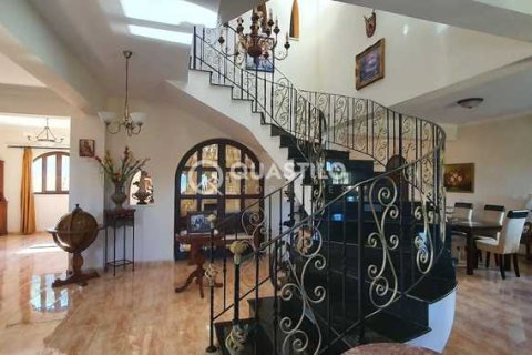 4 bedrooms Villa in Limassol, Cyprus No. 82042 3
