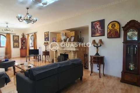 4 bedrooms Villa in Limassol, Cyprus No. 82042 8
