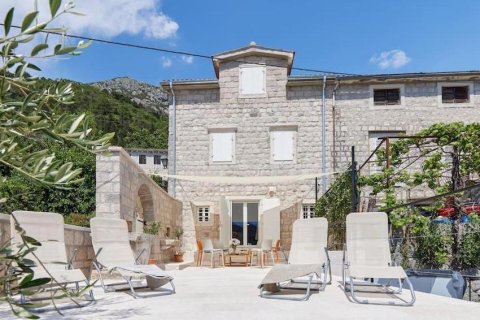 4 bedrooms House in Kotor, Montenegro No. 104832 1