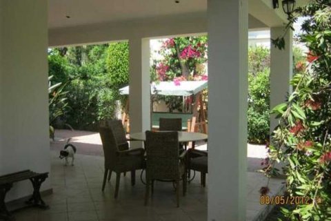 Дом с 5 спальнями в Строволос, Кипр №80728 1