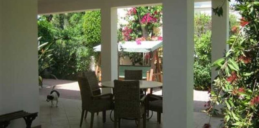 Дом с 5 спальнями в Строволос, Кипр №80728