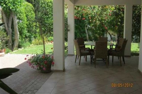 Дом с 5 спальнями в Строволос, Кипр №80728 2