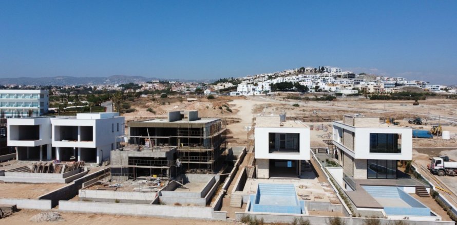 5 bedrooms Villa in Paphos, Cyprus No. 37636