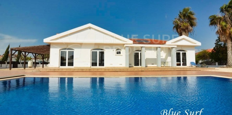 4 bedrooms Bungalow in Ayia Napa, Cyprus No. 36521