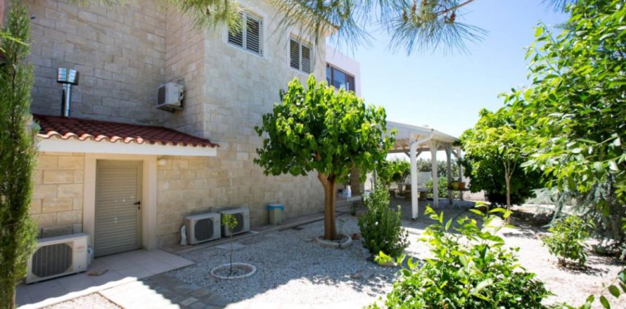 3 bedrooms Villa in Limassol, Cyprus No. 106027