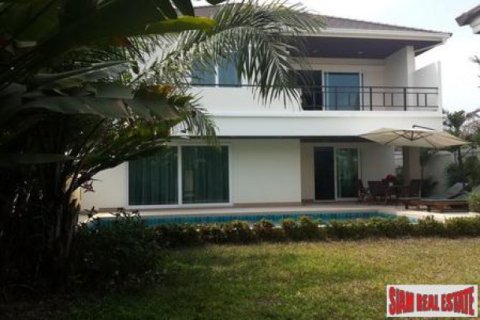 4 bedrooms Villa in Jomtien Beach, Thailand No. 96490 3