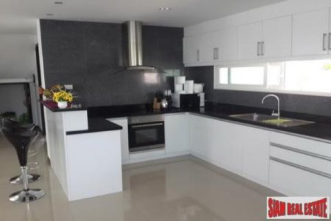 4 bedrooms Villa in Jomtien Beach, Thailand No. 96490 5
