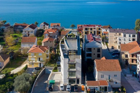 2 bedrooms Penthouse in Tivat, Montenegro No. 67004 13