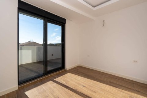 2 bedrooms Penthouse in Tivat, Montenegro No. 67004 4