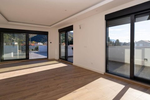 2 bedrooms Penthouse in Tivat, Montenegro No. 67004 5