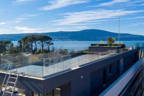 2 bedrooms Penthouse in Tivat, Montenegro No. 67004 12
