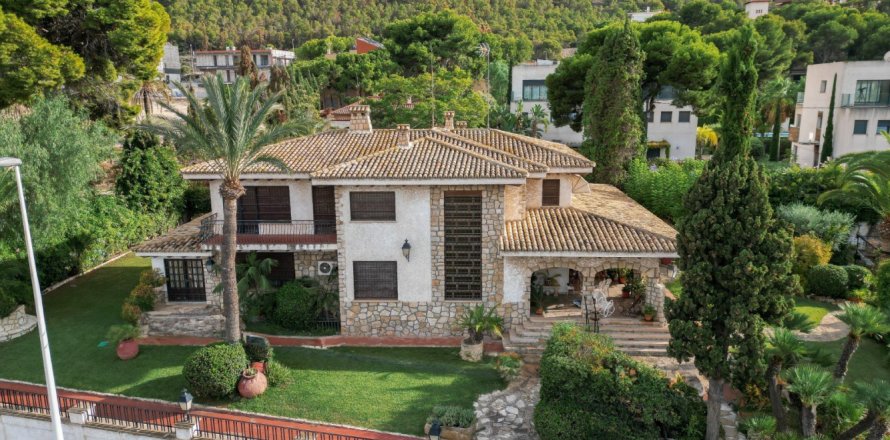 8 bedrooms Villa in Alicante, Spain No. 123239