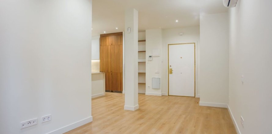 2 bedrooms Apartment in Madrid, Spain No. 126226