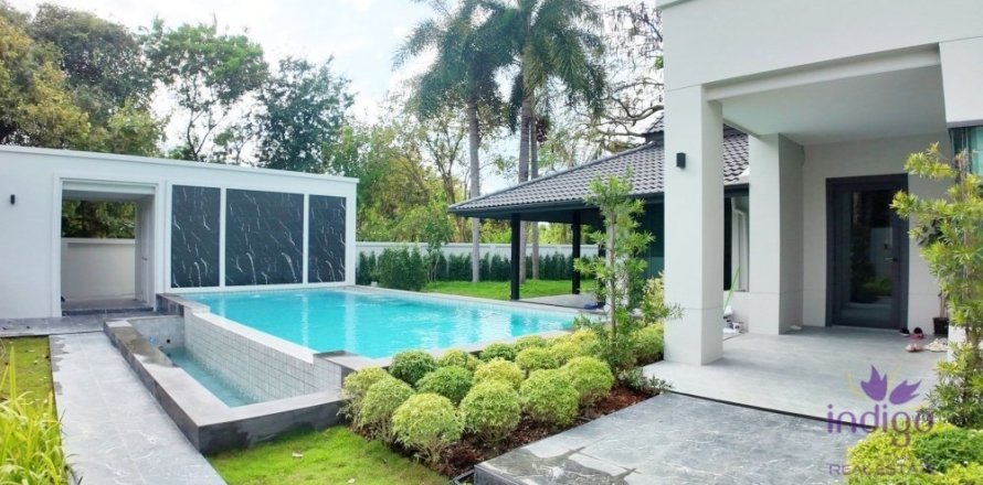 5 bedrooms House in Chiang Mai, Thailand No. 98152