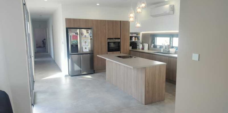 5 bedrooms House in Lakatamia, Cyprus No. 100423