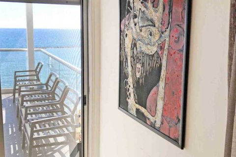 3 bedrooms Apartment in Germasogeia, Cyprus No. 47071 3