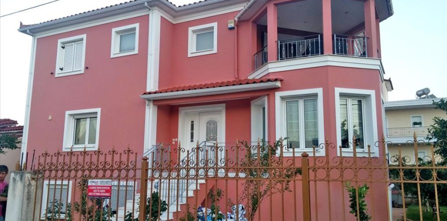 4 bedrooms House in Velo, Greece No. 59417