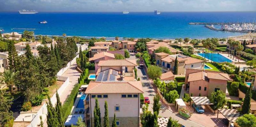 6 bedrooms Villa in Pyrgos, Cyprus No. 29361