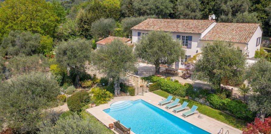 5 bedrooms Villa in Grasse, France No. 100289
