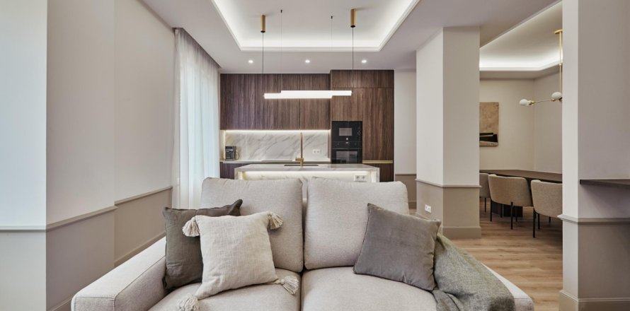3 bedrooms Apartment in Madrid, Spain No. 126293