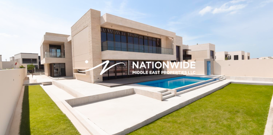5 dormitorios Villa en Abu Dhabi, UAE No. 121062