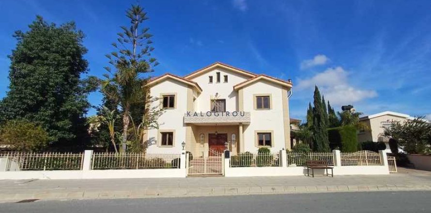 4 bedrooms House in Aradippou, Cyprus No. 80649