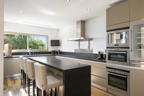 6 bedrooms Villa in Cannes, France No. 80600 4