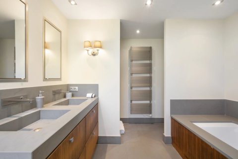 6 bedrooms Villa in Cannes, France No. 80600 8