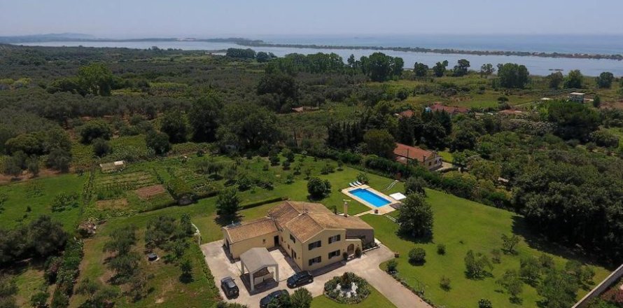 3 bedrooms Villa in Corfu, Greece No. 108924