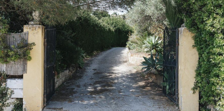 Land in Estepona, Spain No. 89984