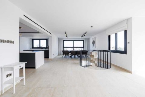 3 bedrooms Apartment in Limassol, Cyprus No. 103770 4