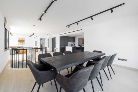 3 bedrooms Apartment in Limassol, Cyprus No. 103770 5